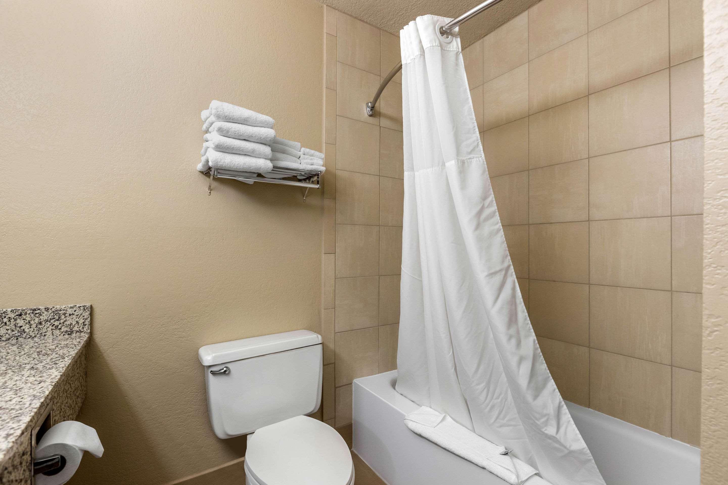 Quality Inn & Suites Des Moines - Merle Hay Road Urbandale Exterior photo