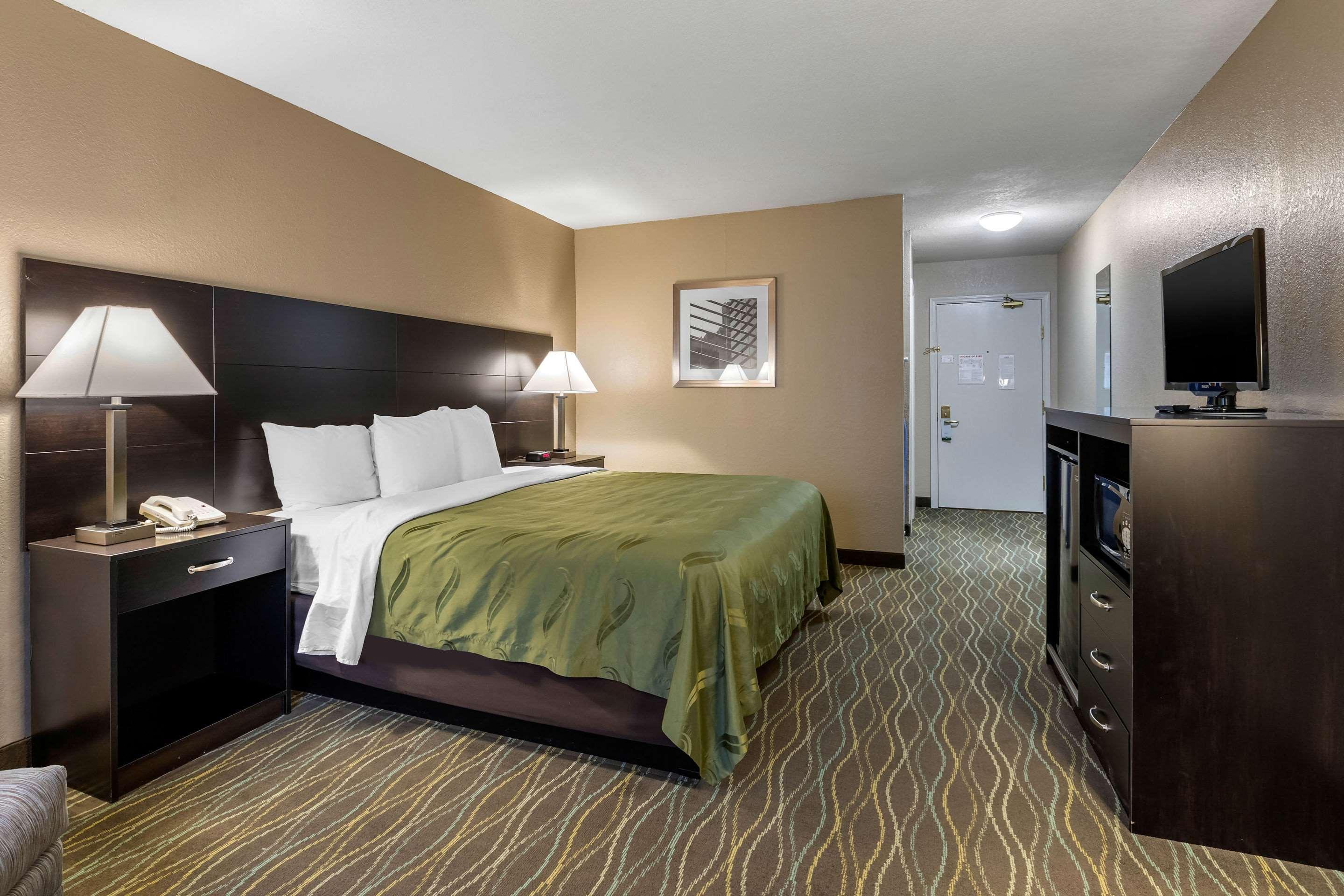 Quality Inn & Suites Des Moines - Merle Hay Road Urbandale Exterior photo