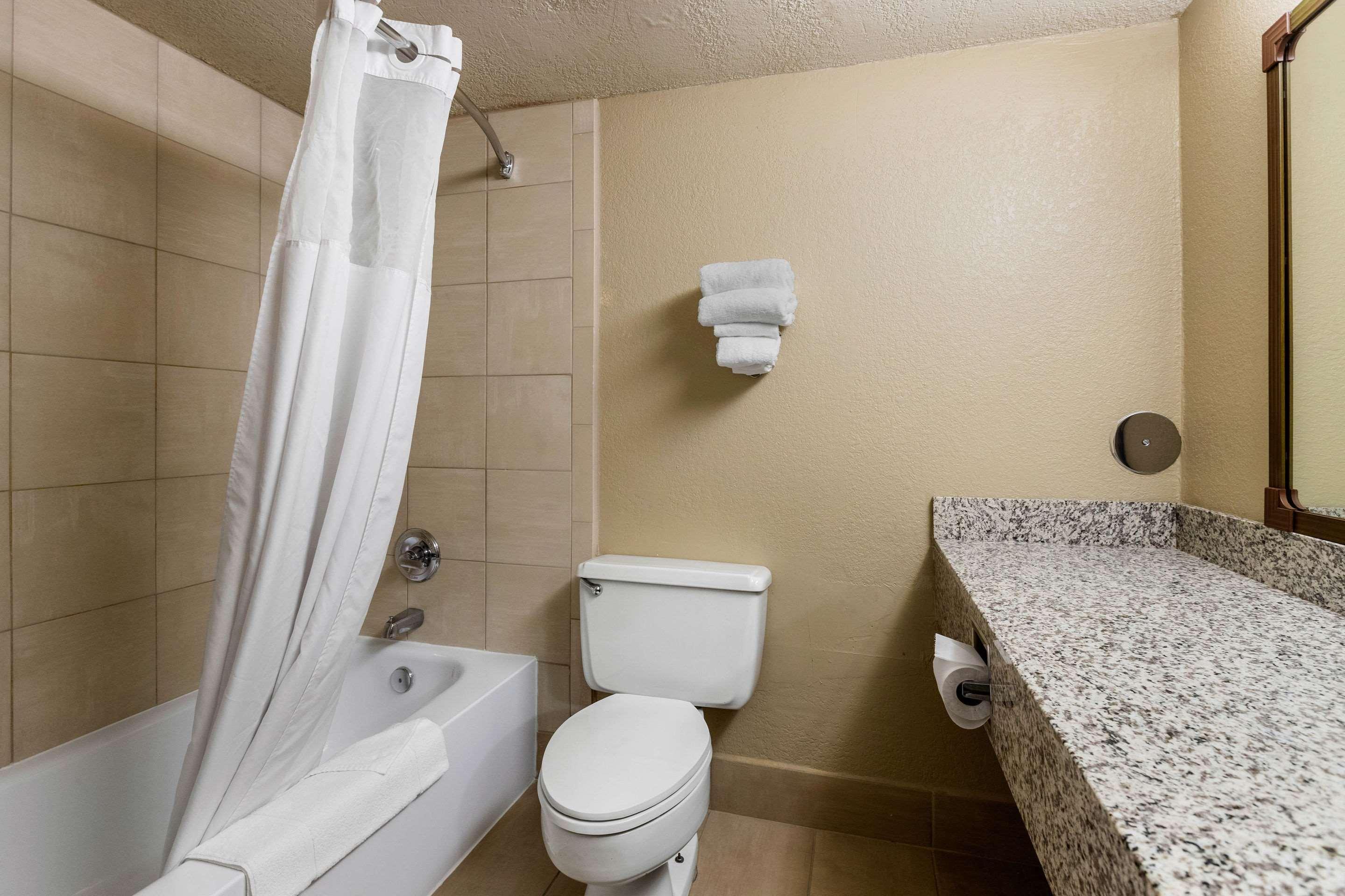 Quality Inn & Suites Des Moines - Merle Hay Road Urbandale Exterior photo
