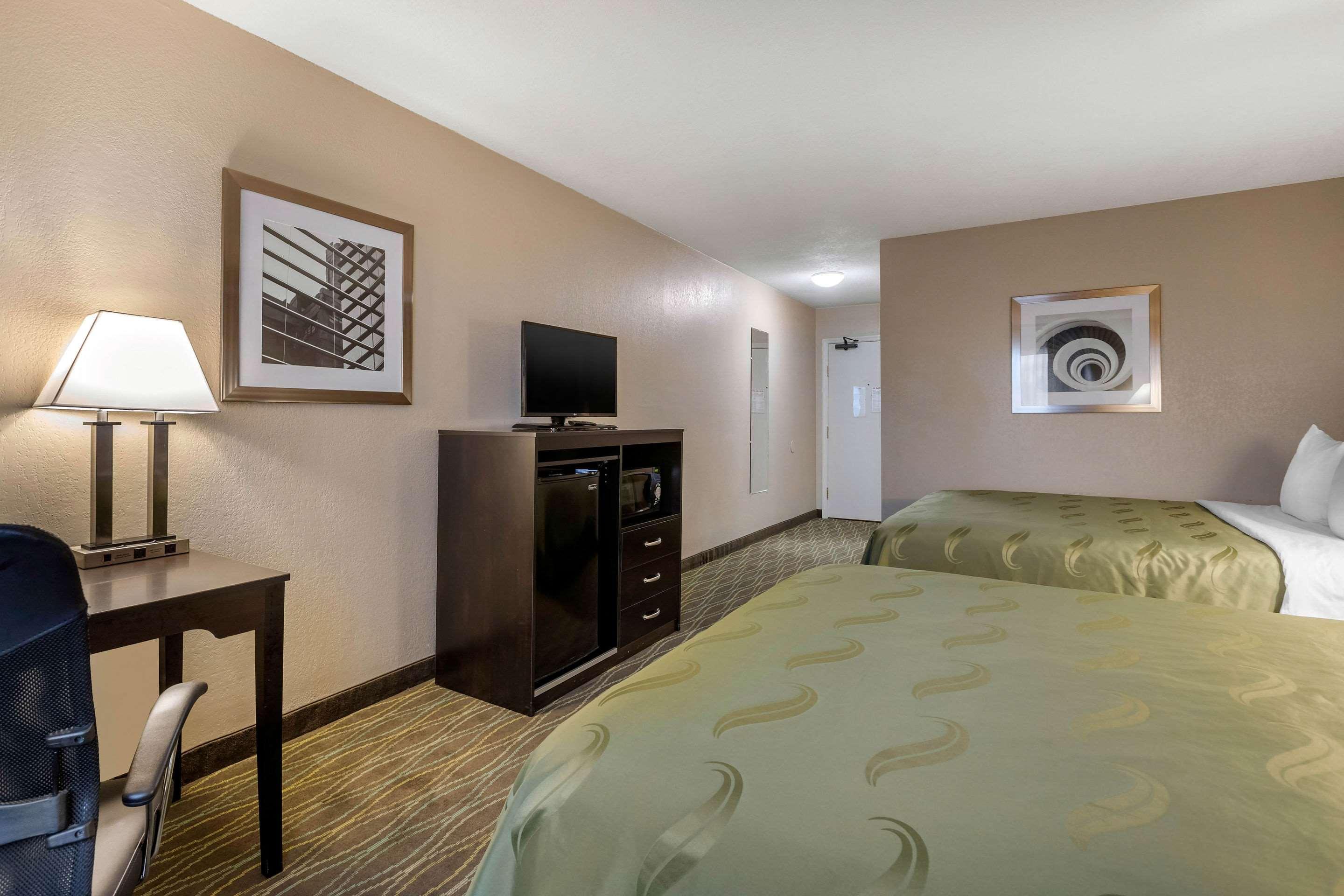 Quality Inn & Suites Des Moines - Merle Hay Road Urbandale Exterior photo