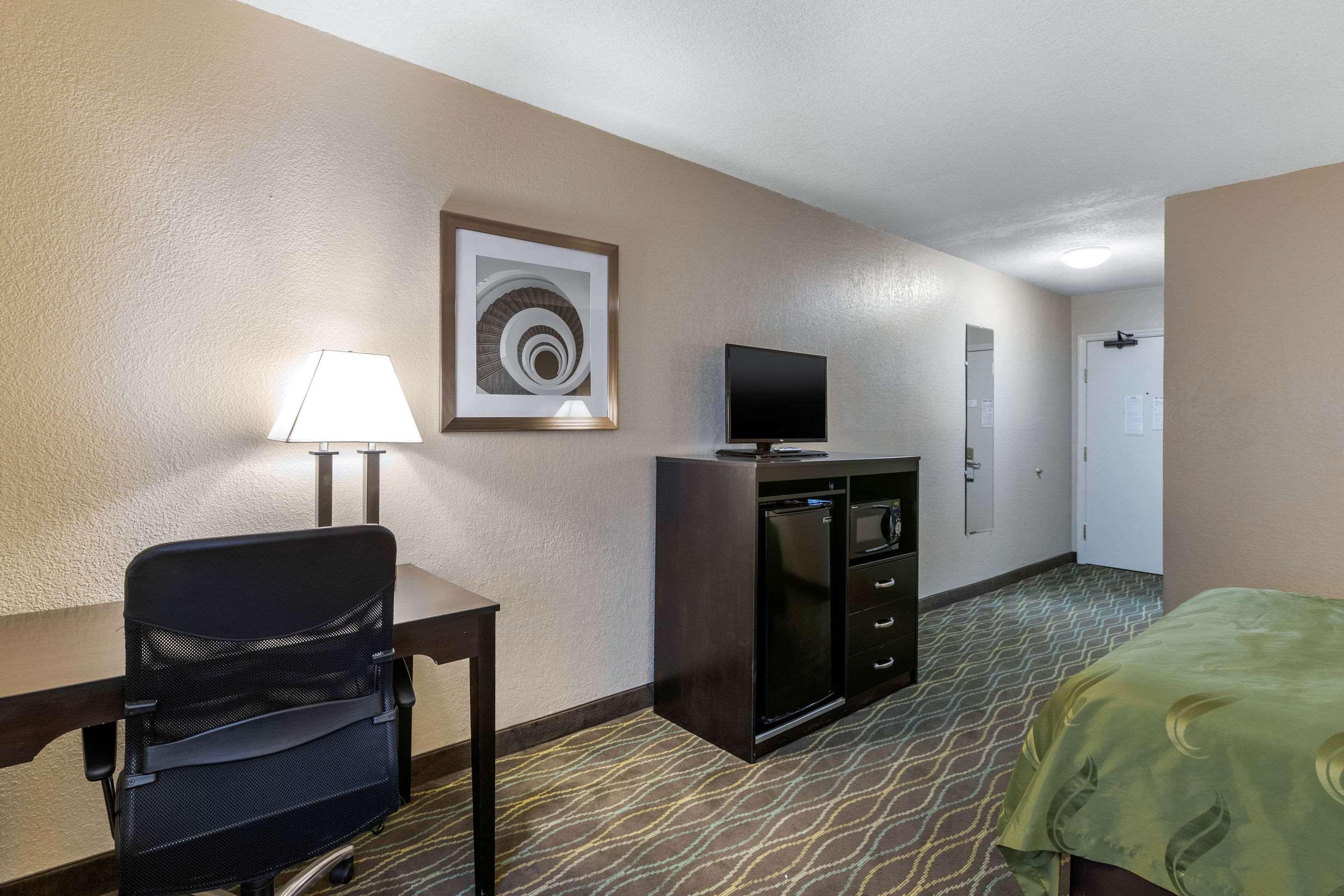 Quality Inn & Suites Des Moines - Merle Hay Road Urbandale Exterior photo