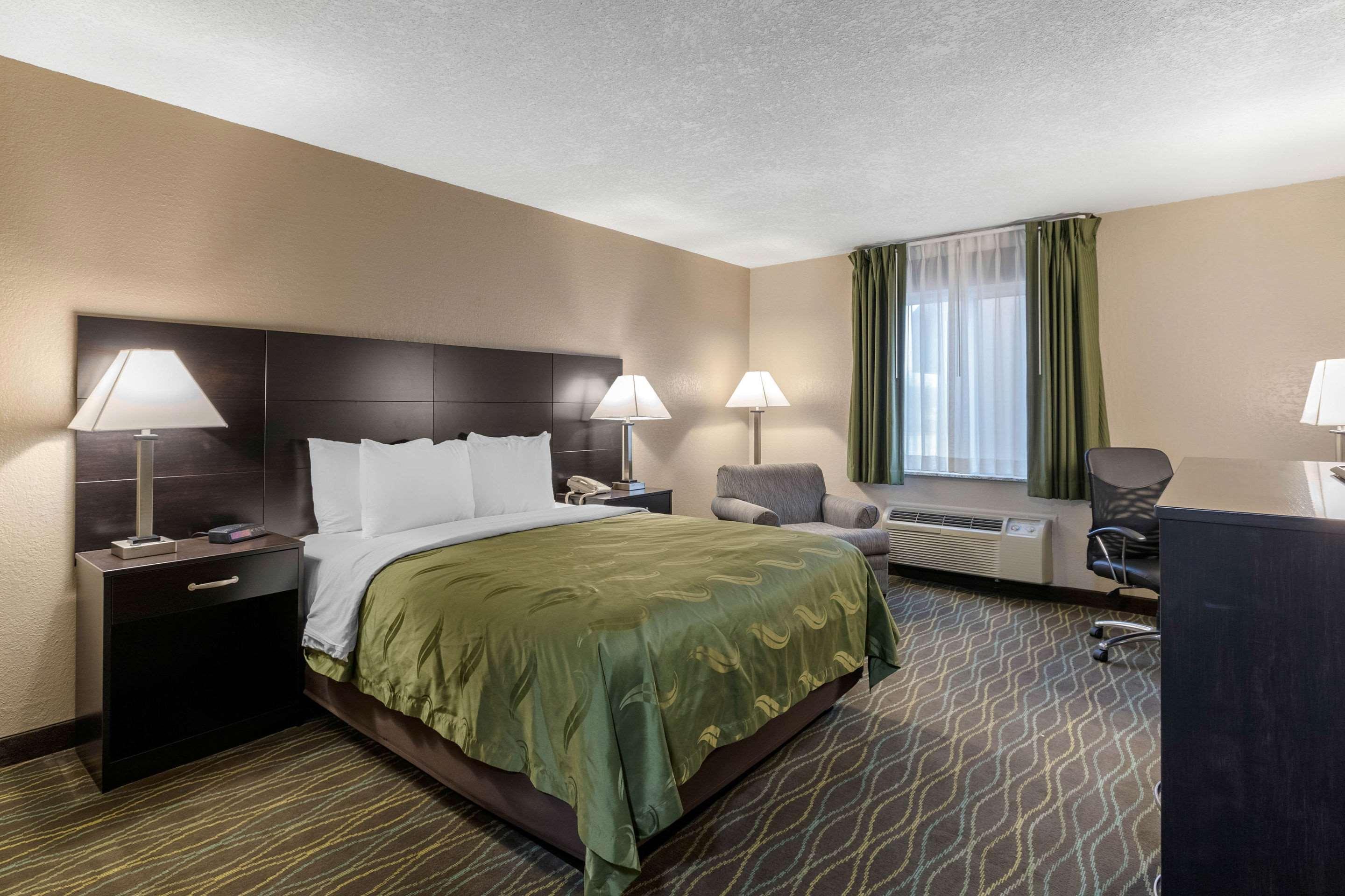 Quality Inn & Suites Des Moines - Merle Hay Road Urbandale Exterior photo