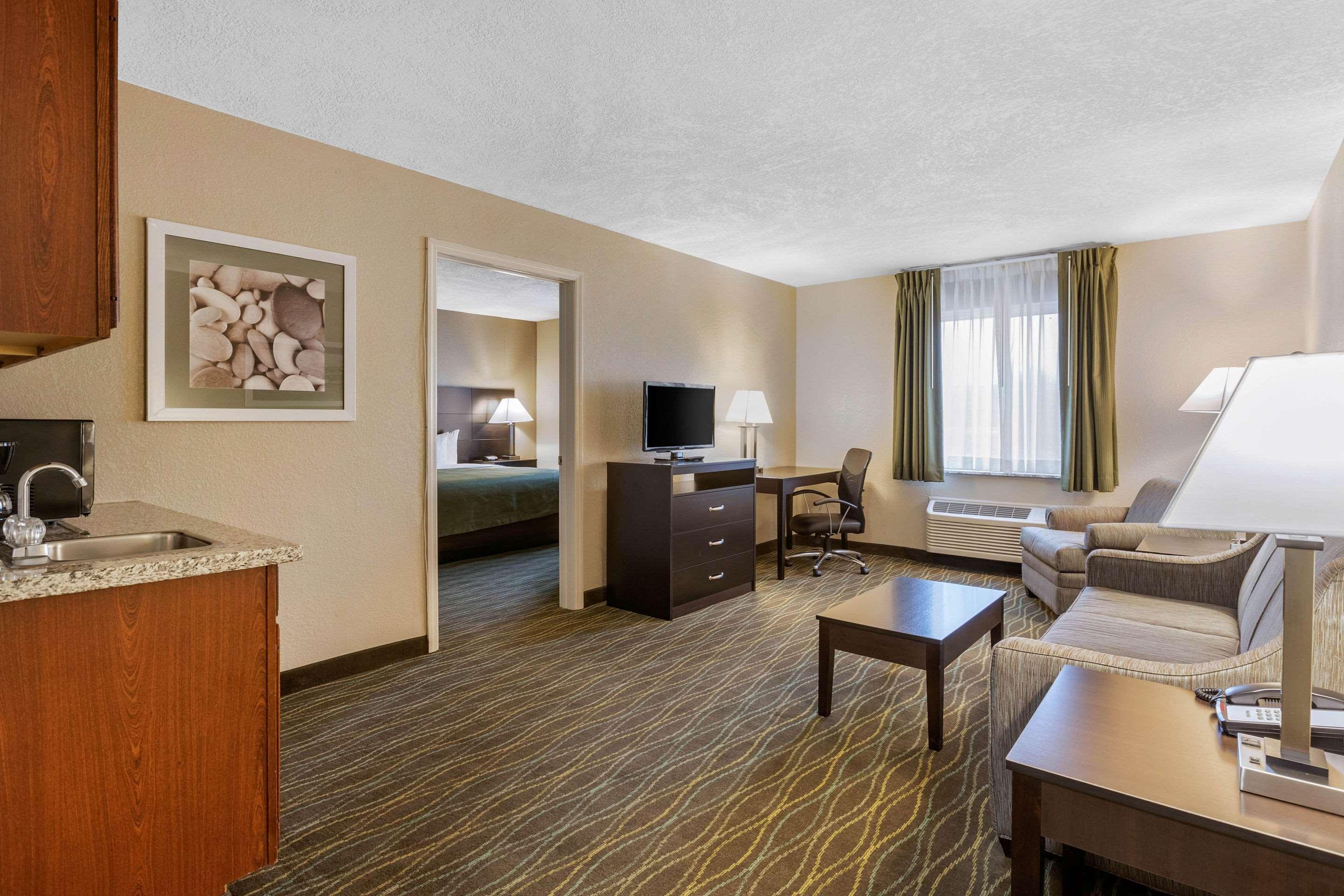 Quality Inn & Suites Des Moines - Merle Hay Road Urbandale Exterior photo