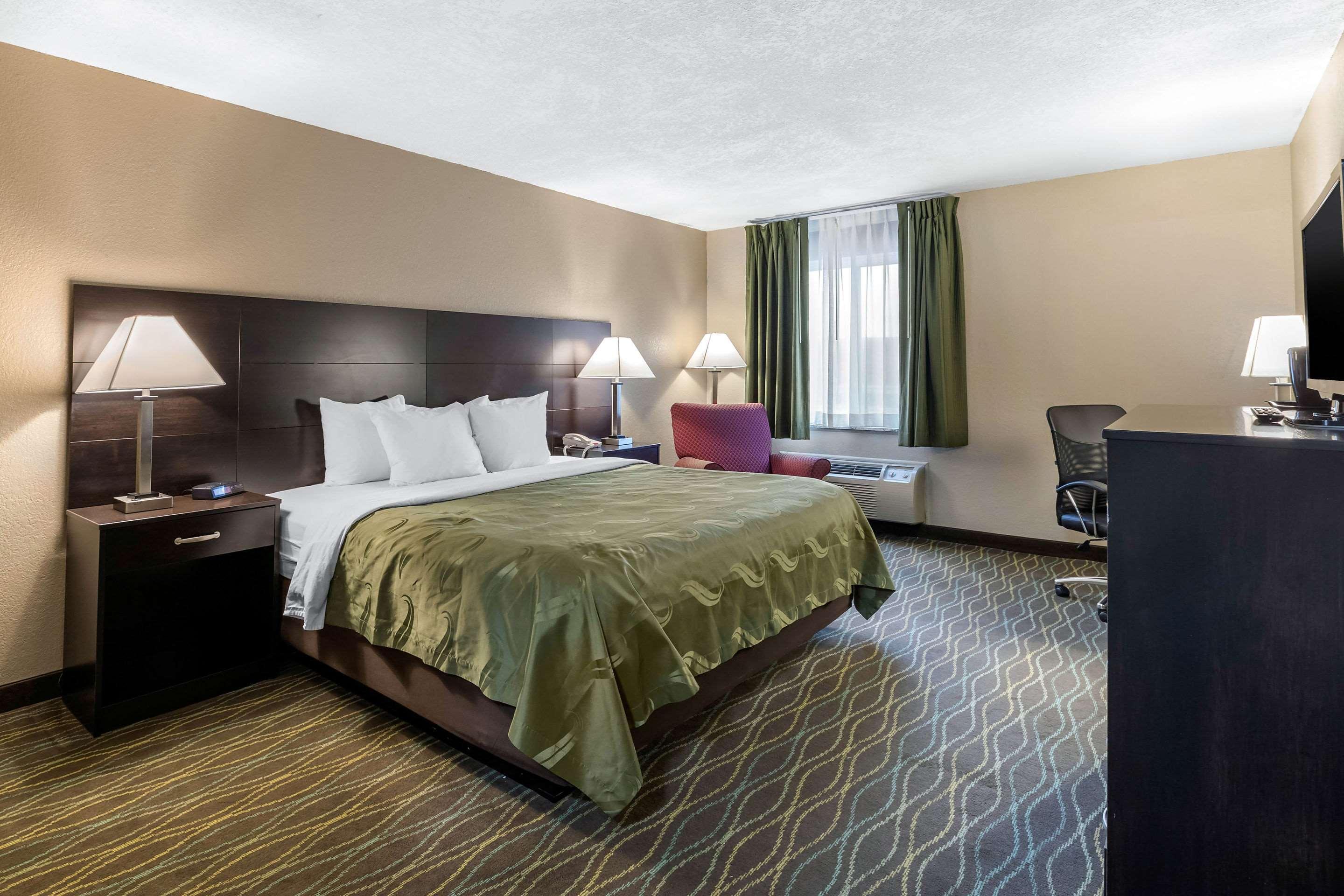 Quality Inn & Suites Des Moines - Merle Hay Road Urbandale Exterior photo
