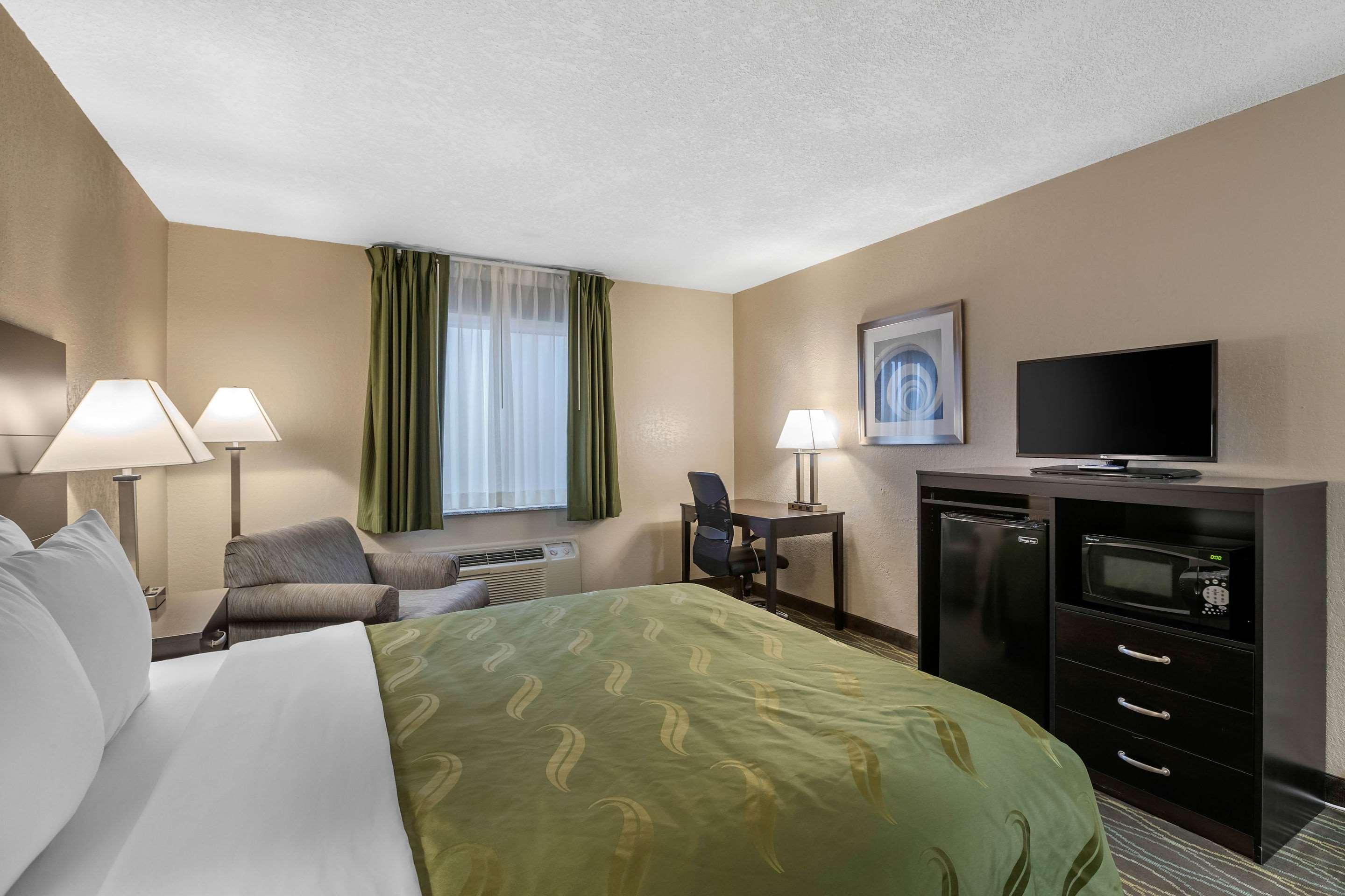 Quality Inn & Suites Des Moines - Merle Hay Road Urbandale Exterior photo