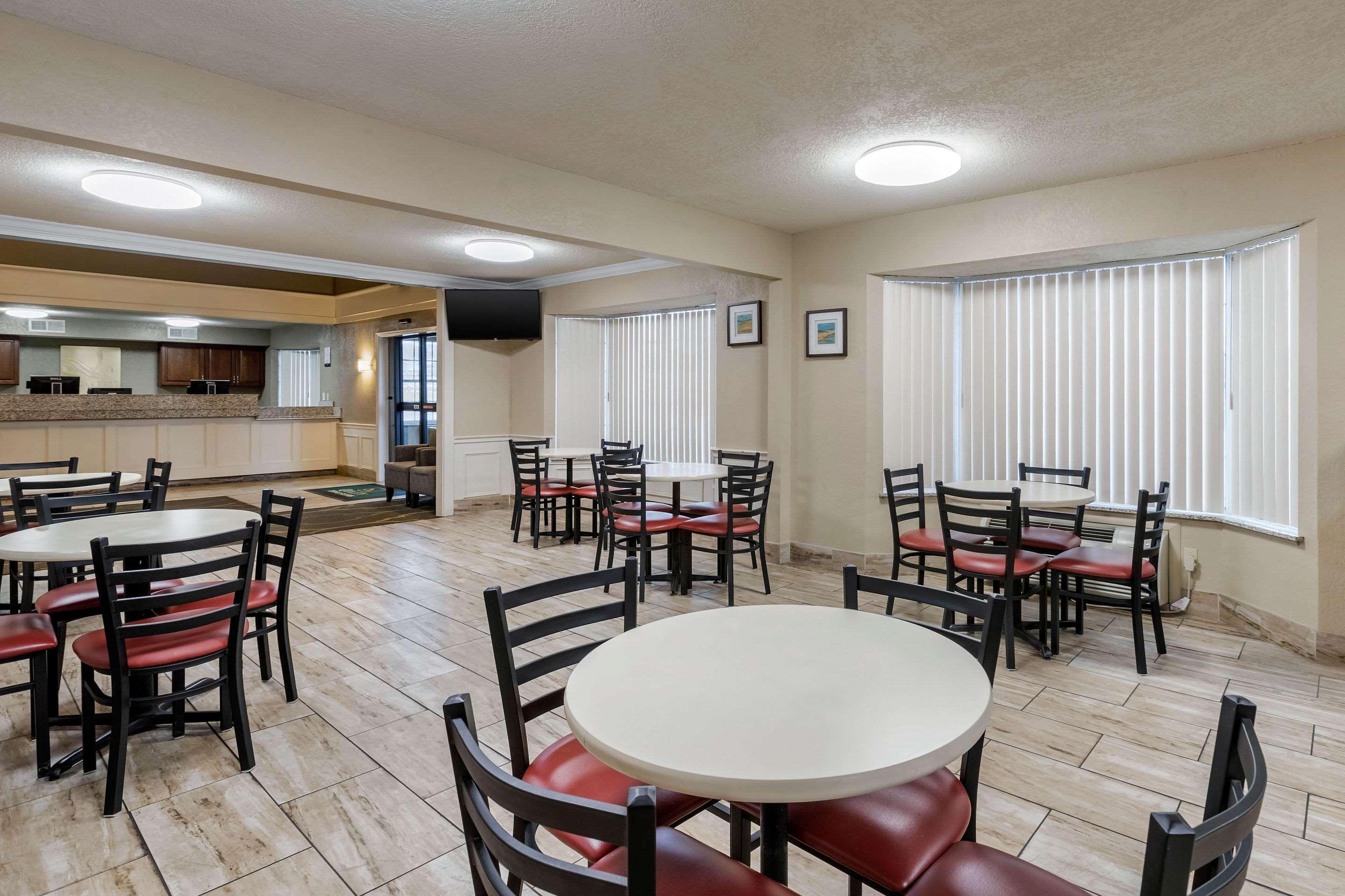 Quality Inn & Suites Des Moines - Merle Hay Road Urbandale Exterior photo