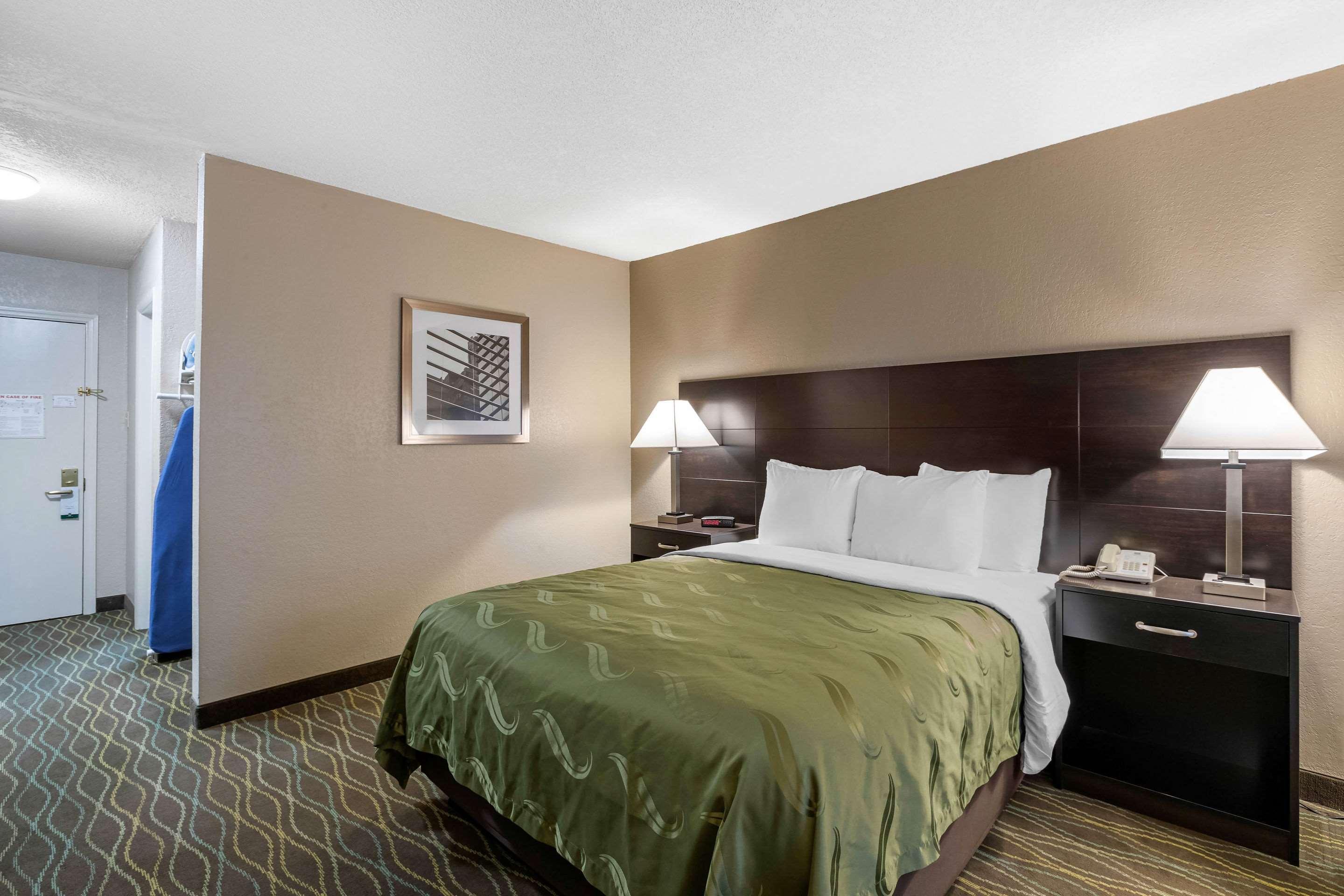 Quality Inn & Suites Des Moines - Merle Hay Road Urbandale Exterior photo