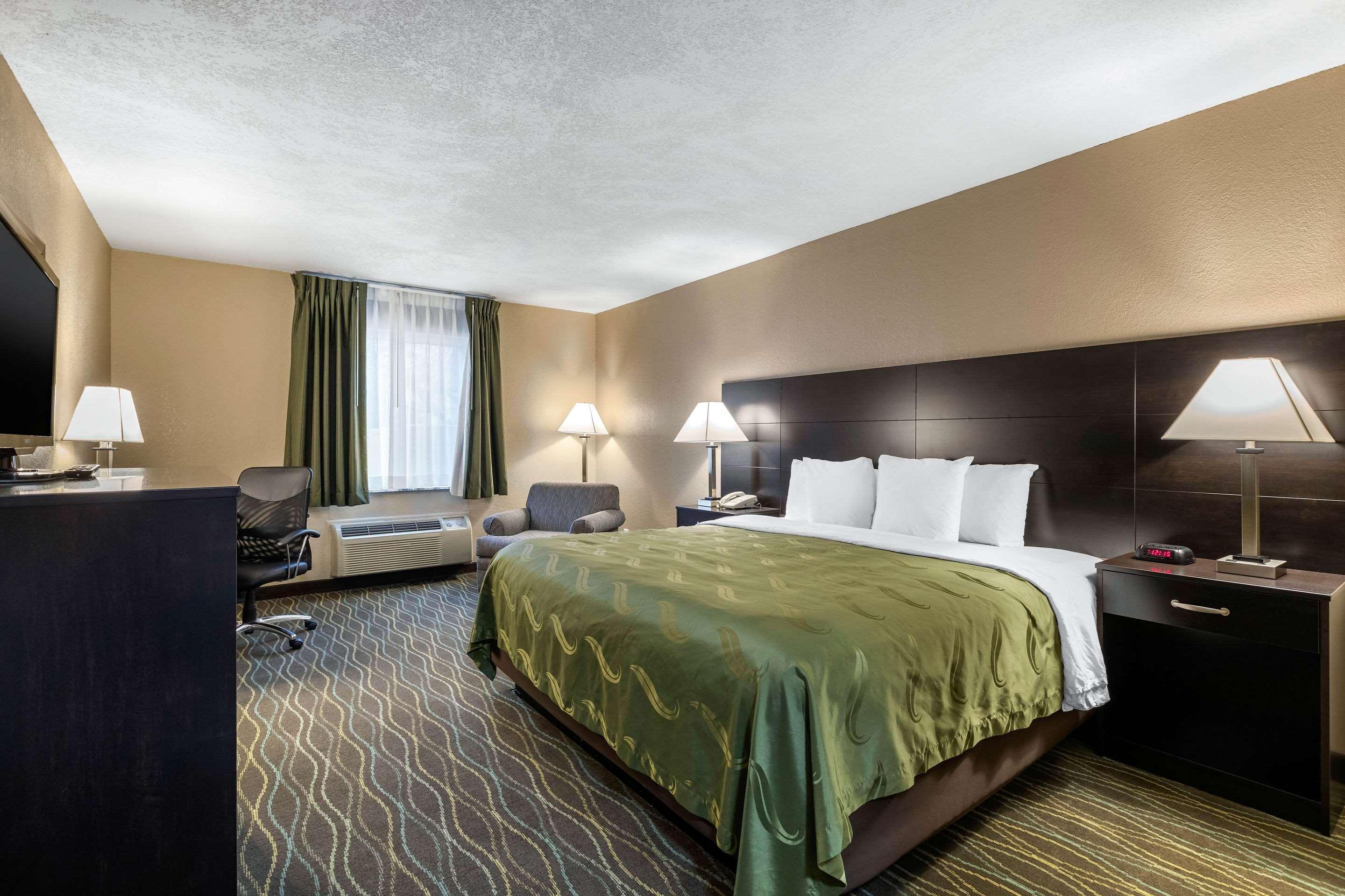 Quality Inn & Suites Des Moines - Merle Hay Road Urbandale Exterior photo
