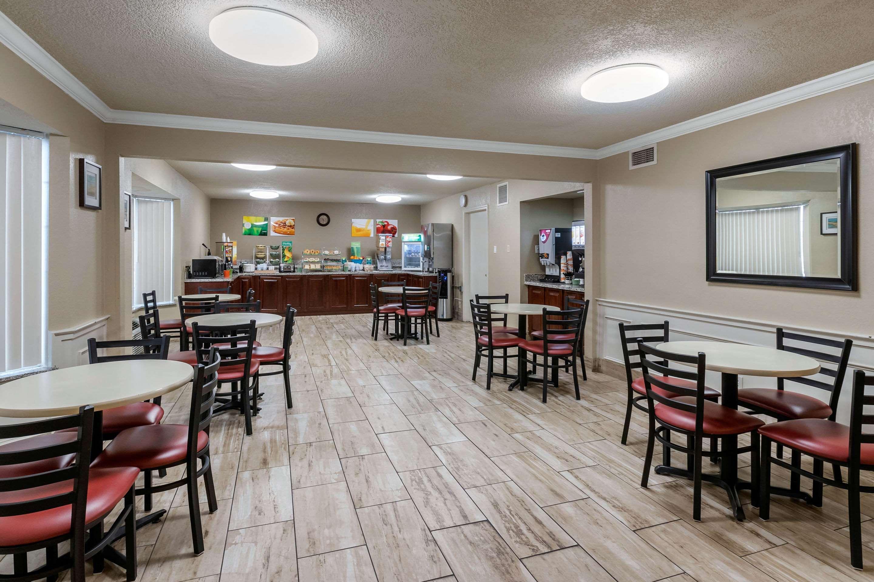 Quality Inn & Suites Des Moines - Merle Hay Road Urbandale Exterior photo