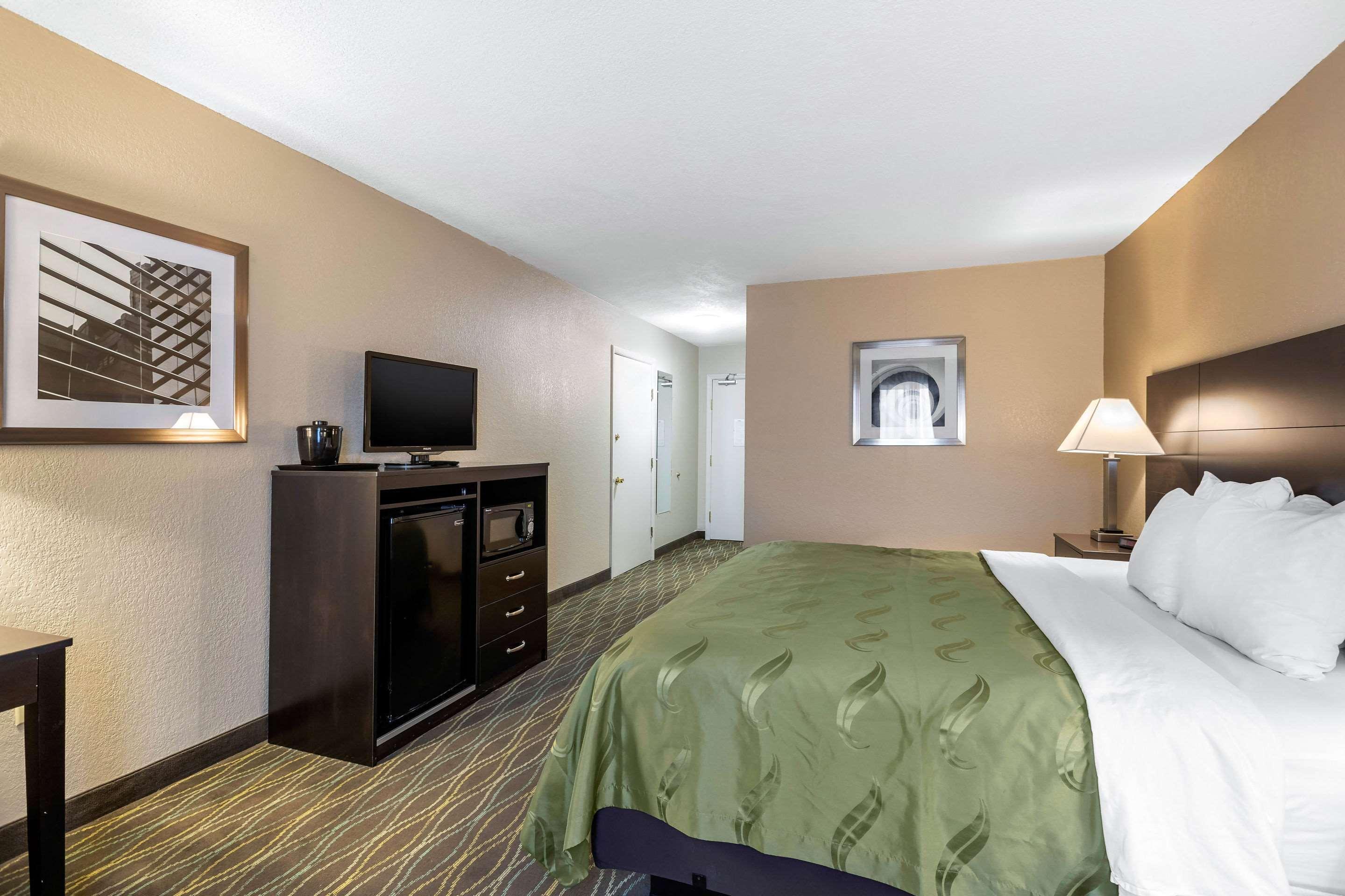 Quality Inn & Suites Des Moines - Merle Hay Road Urbandale Exterior photo