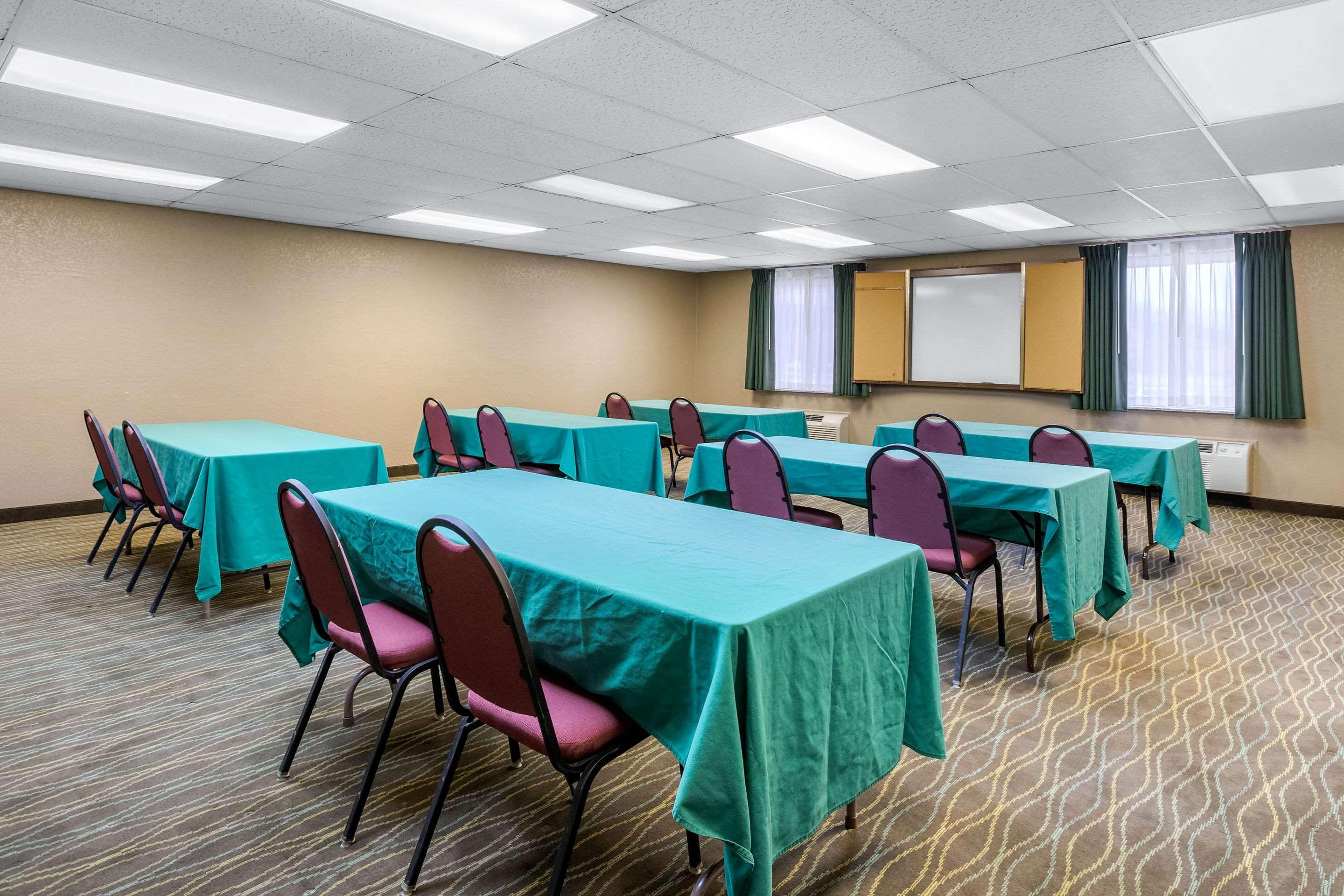 Quality Inn & Suites Des Moines - Merle Hay Road Urbandale Exterior photo