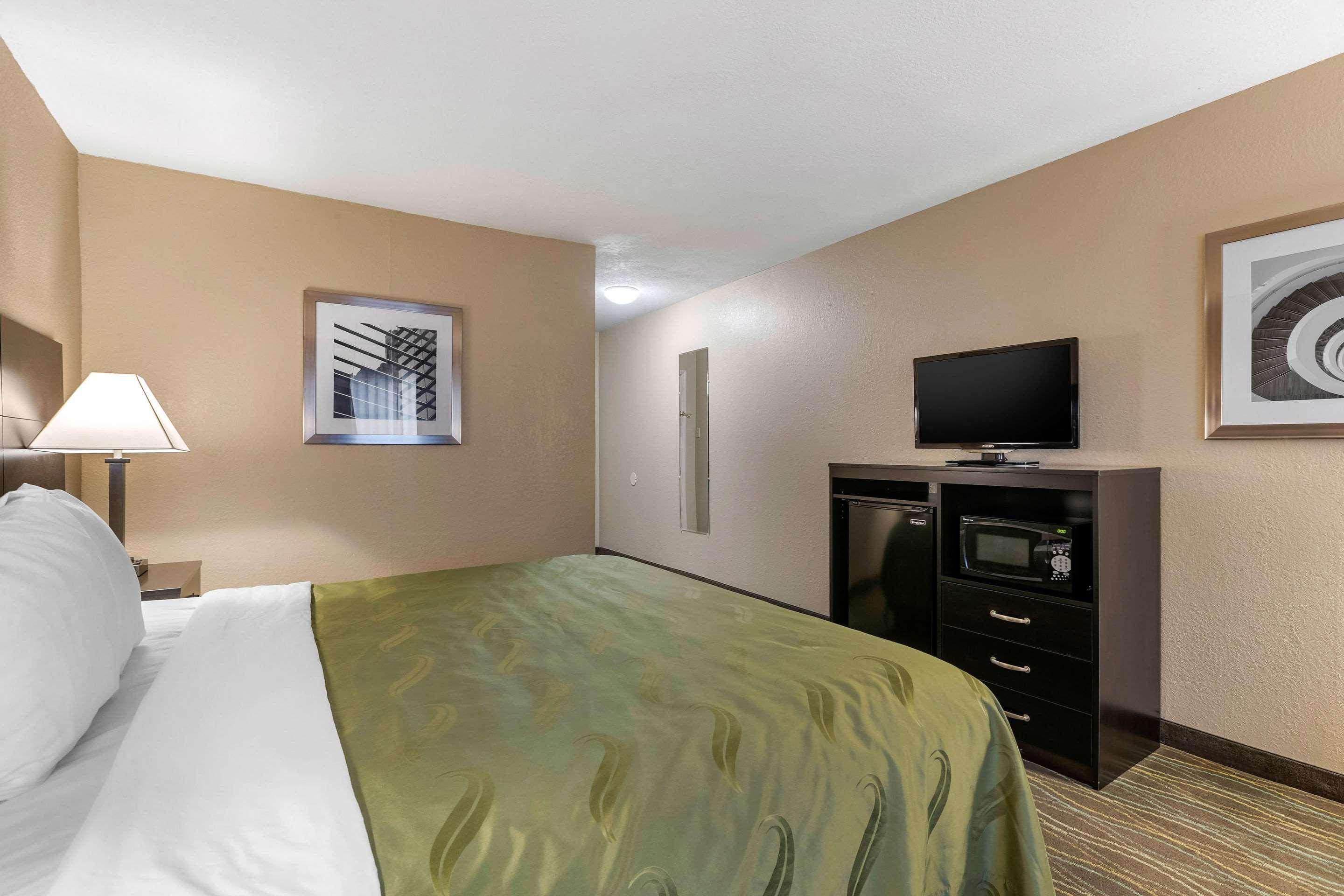 Quality Inn & Suites Des Moines - Merle Hay Road Urbandale Exterior photo
