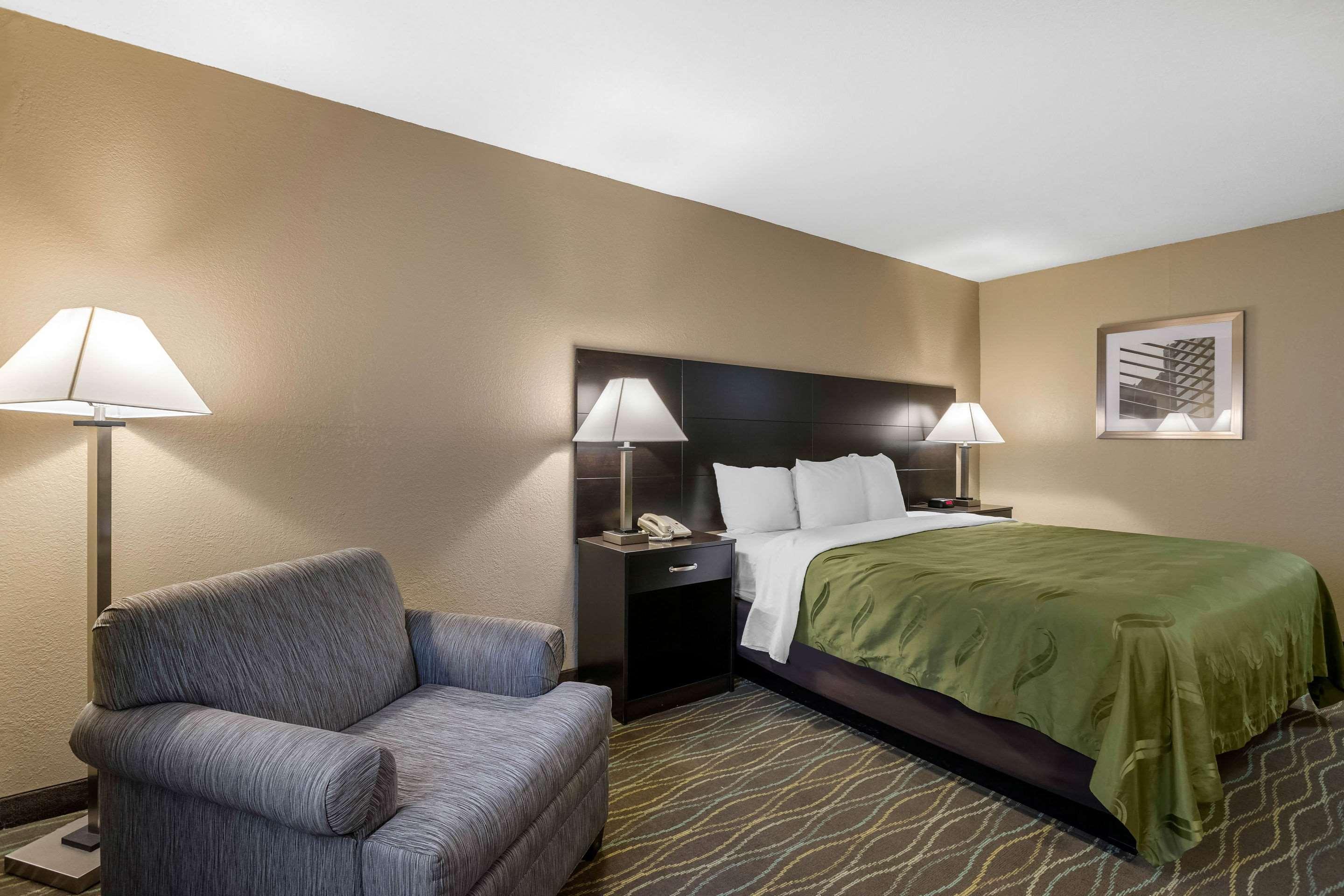 Quality Inn & Suites Des Moines - Merle Hay Road Urbandale Exterior photo