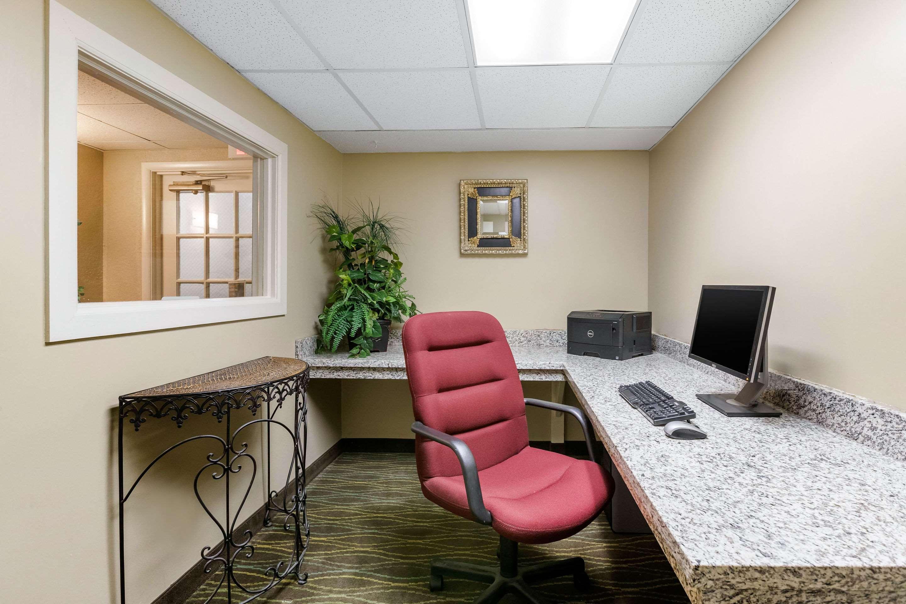 Quality Inn & Suites Des Moines - Merle Hay Road Urbandale Exterior photo