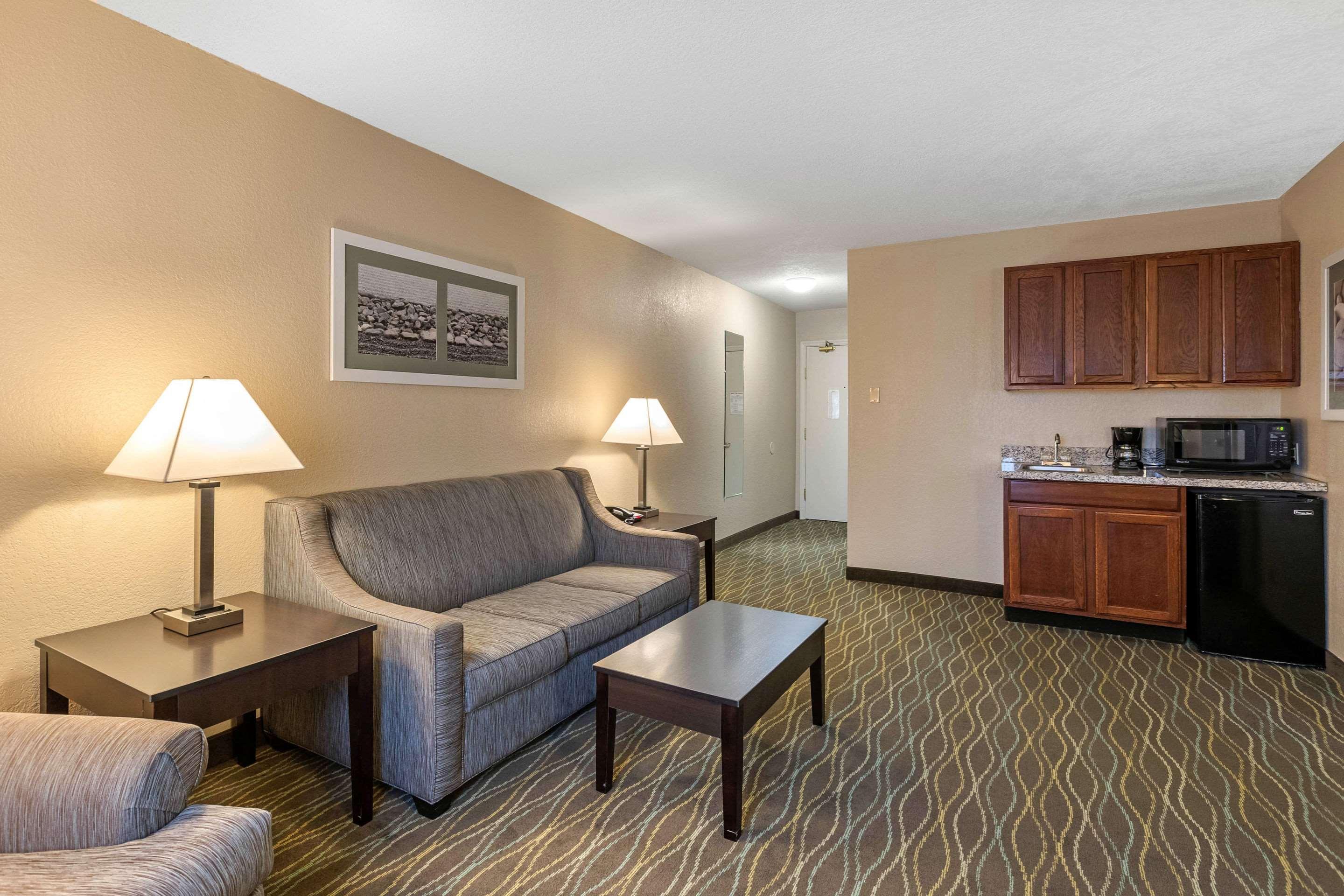 Quality Inn & Suites Des Moines - Merle Hay Road Urbandale Exterior photo